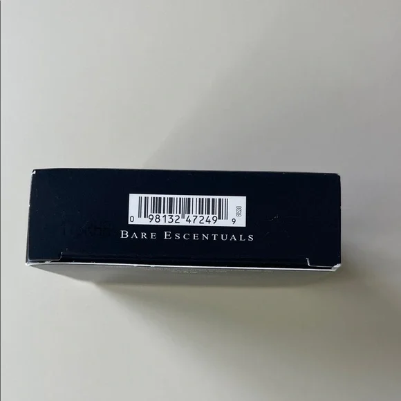 bareMinerals barePro Performance Wear Powder Foundation in Cashmere 06